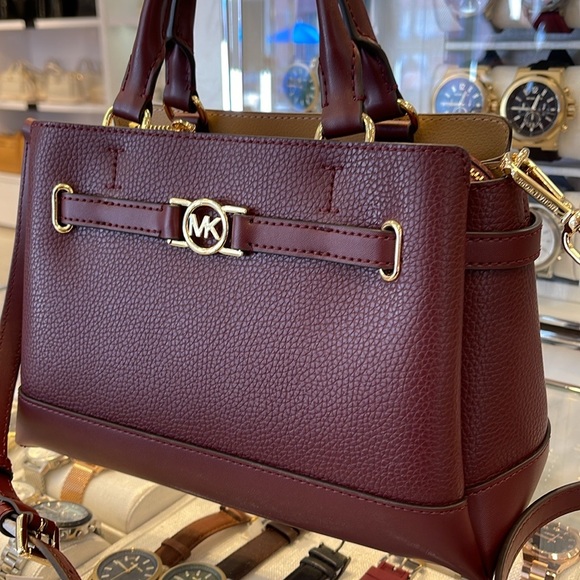 Michael Kors Reed Small Satchel Crossbody Center Zip Bag
Color: OXBLOOD 
NWT - Picture 3 of 16